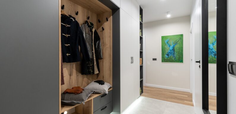 Drzwi przesuwne do szafy wnękowej na wymiar – funkcjonalność i styl w jednym